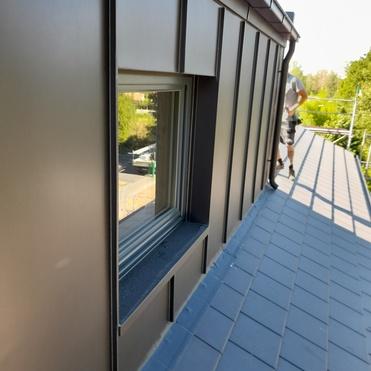 Gaube mit Metallverkleidung Modern verkleidete Dachgaube mit integriertem Fenster und fachgerechter Abdichtung durch Dachdecker.